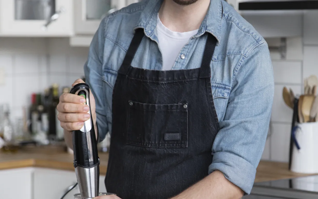 Foto på veganska matkreatören Gustav Johansson i ett kök