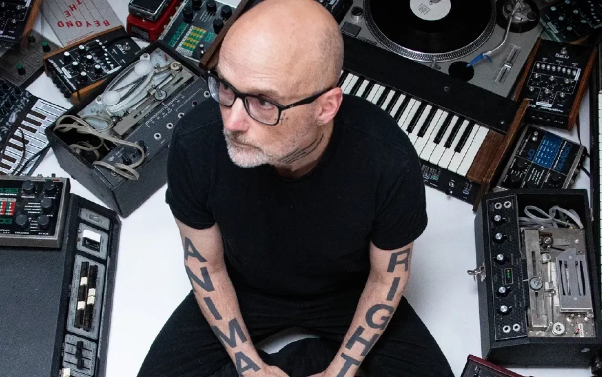 Moby bland sina instrument, uppifrån vy