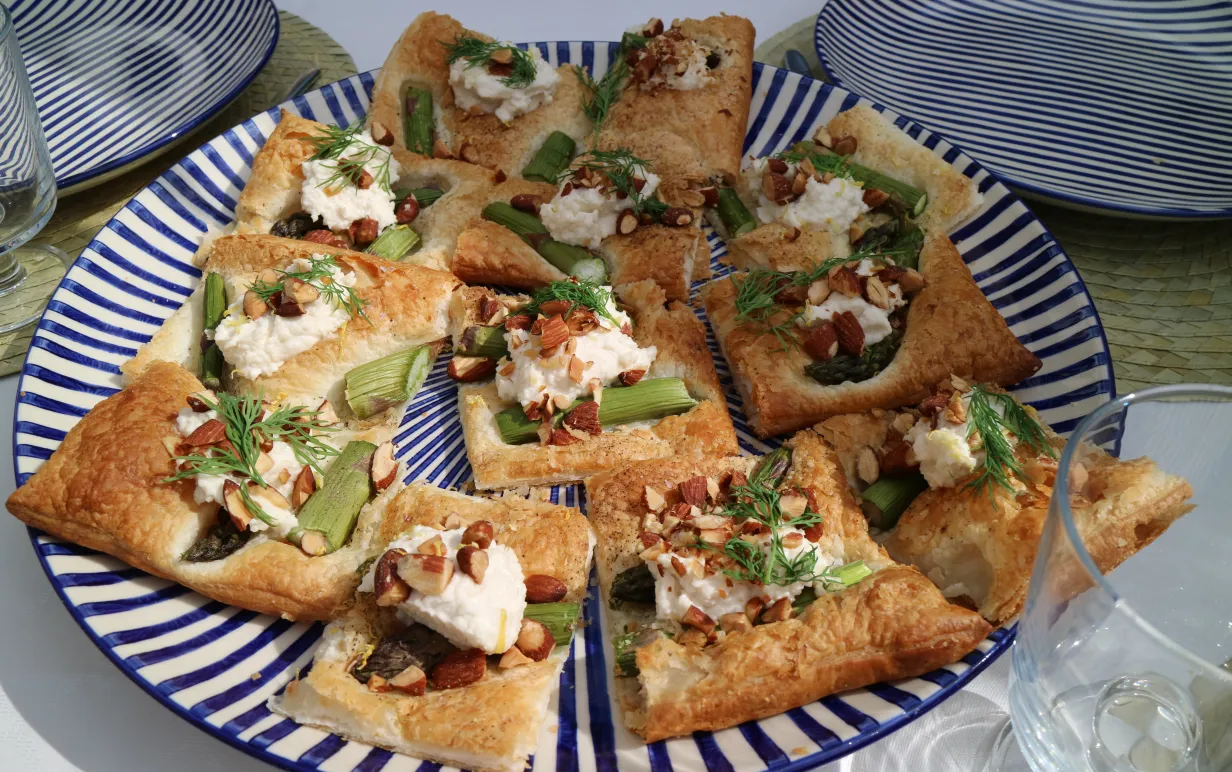 veganska snittar med sparris och parmesankräm