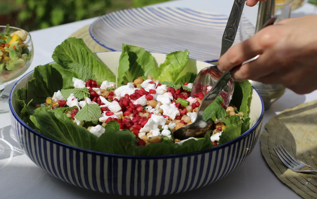 En sallad på ett bord utomhus