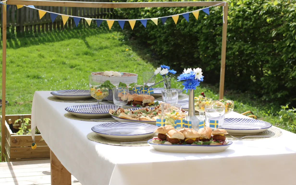Bord uppdukat med buffé till sommarfesten
