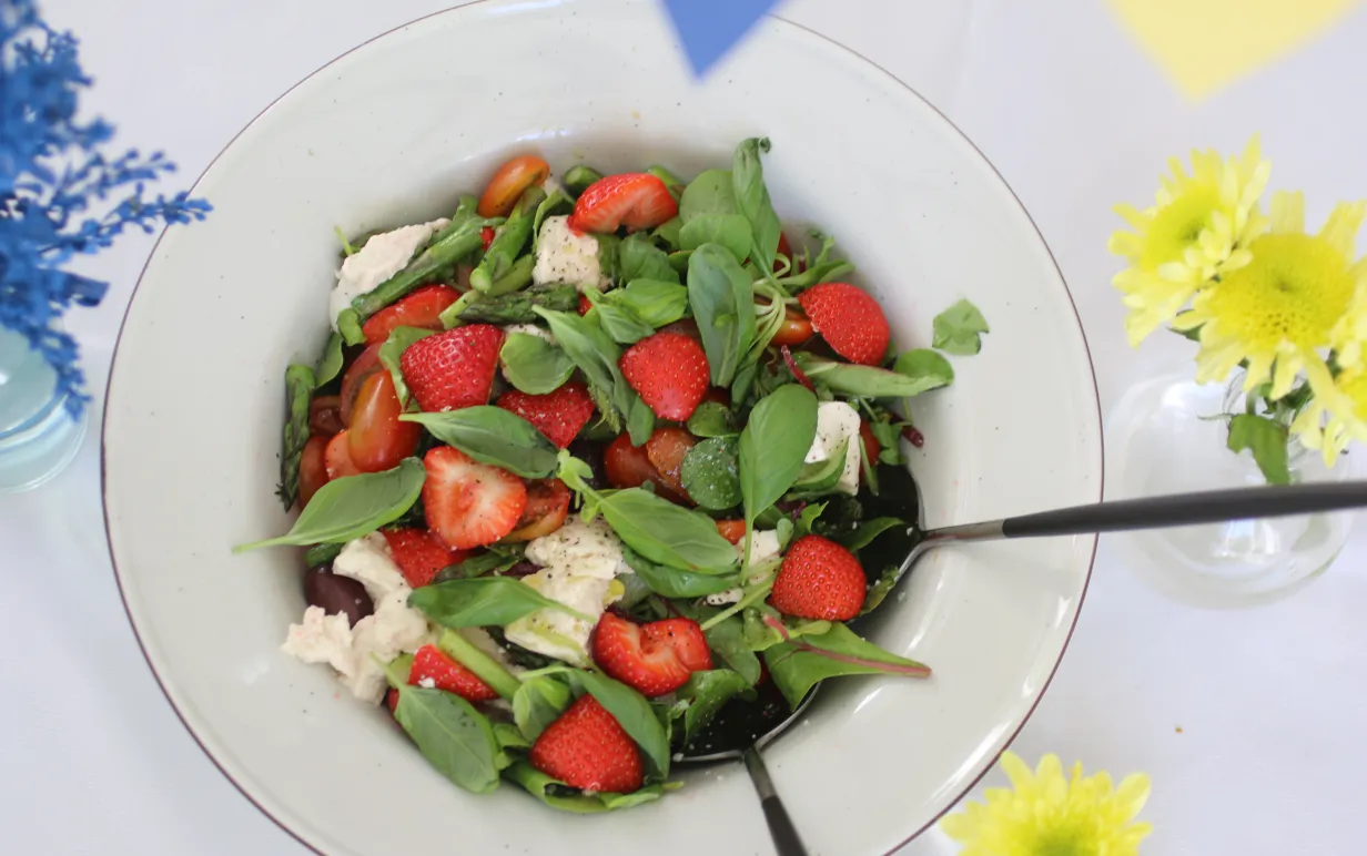 Sommarsallad med jordgubbar och sparris