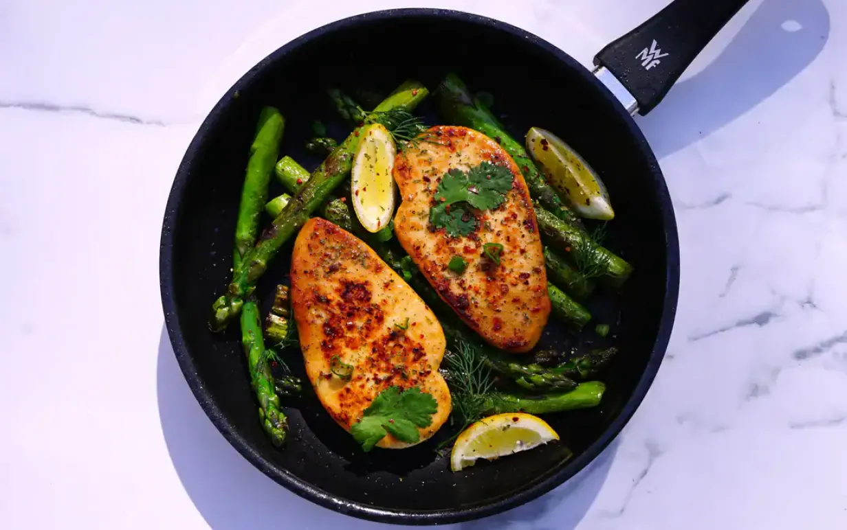 Växtbaserade kycklingfiléer av mykoprotein