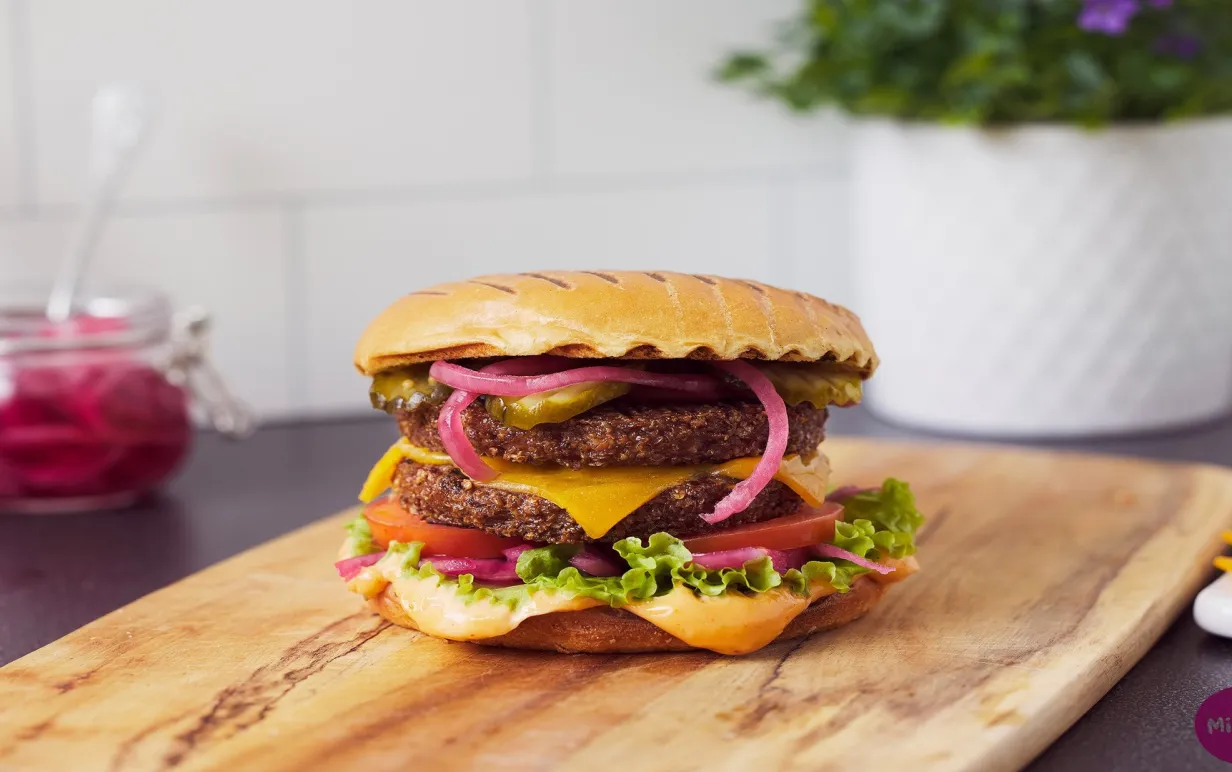 Vegansk burgare på en skärbräda i ett kök
