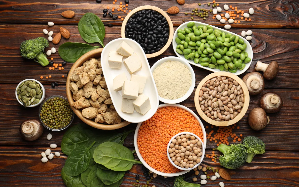 Olika veganska produkter på träbord, platt låg. Proteinkälla