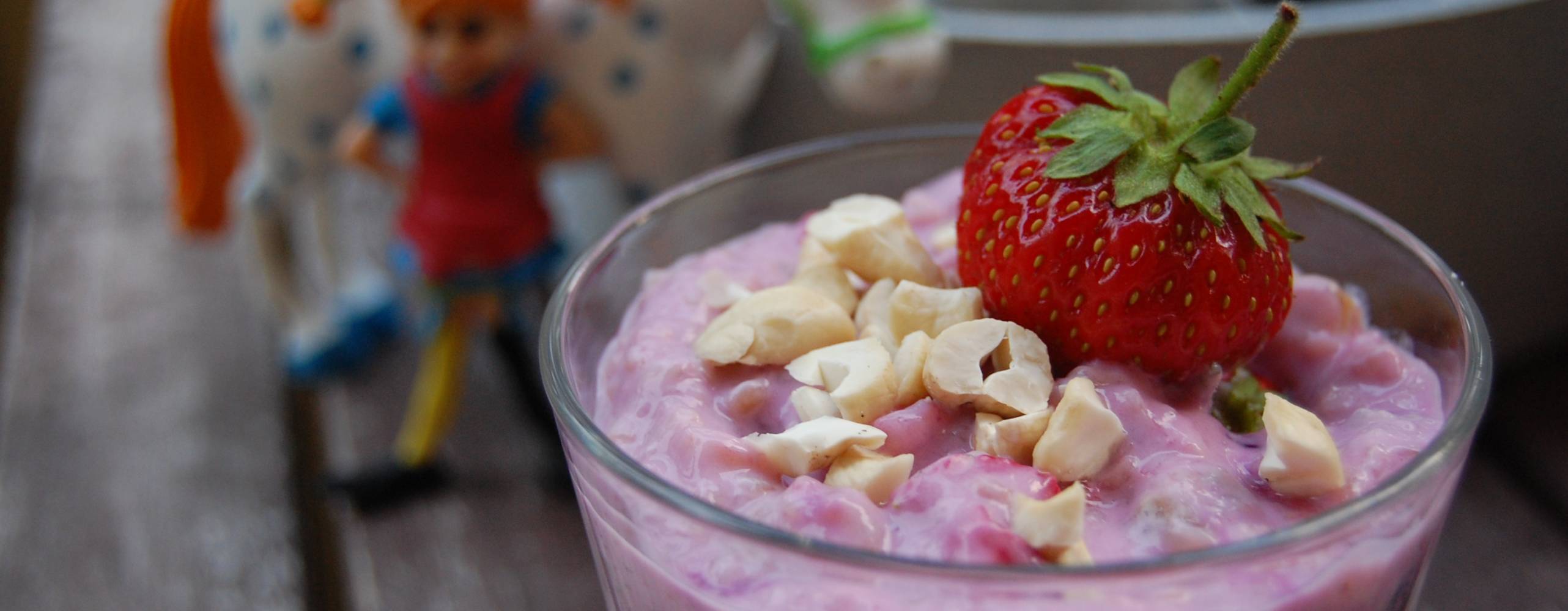 Vegansk melliskompott med nötter och jordgubb på ett bord