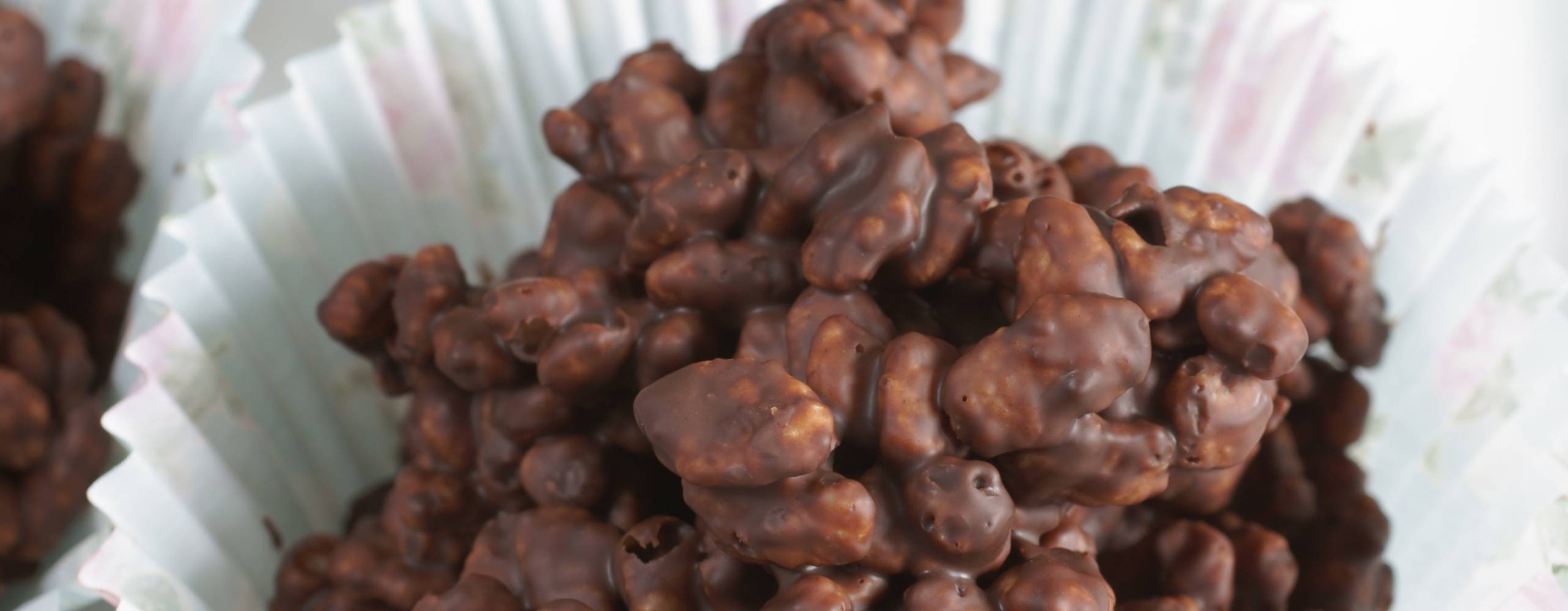 rispuffstoppar med choklad i en muffinsform