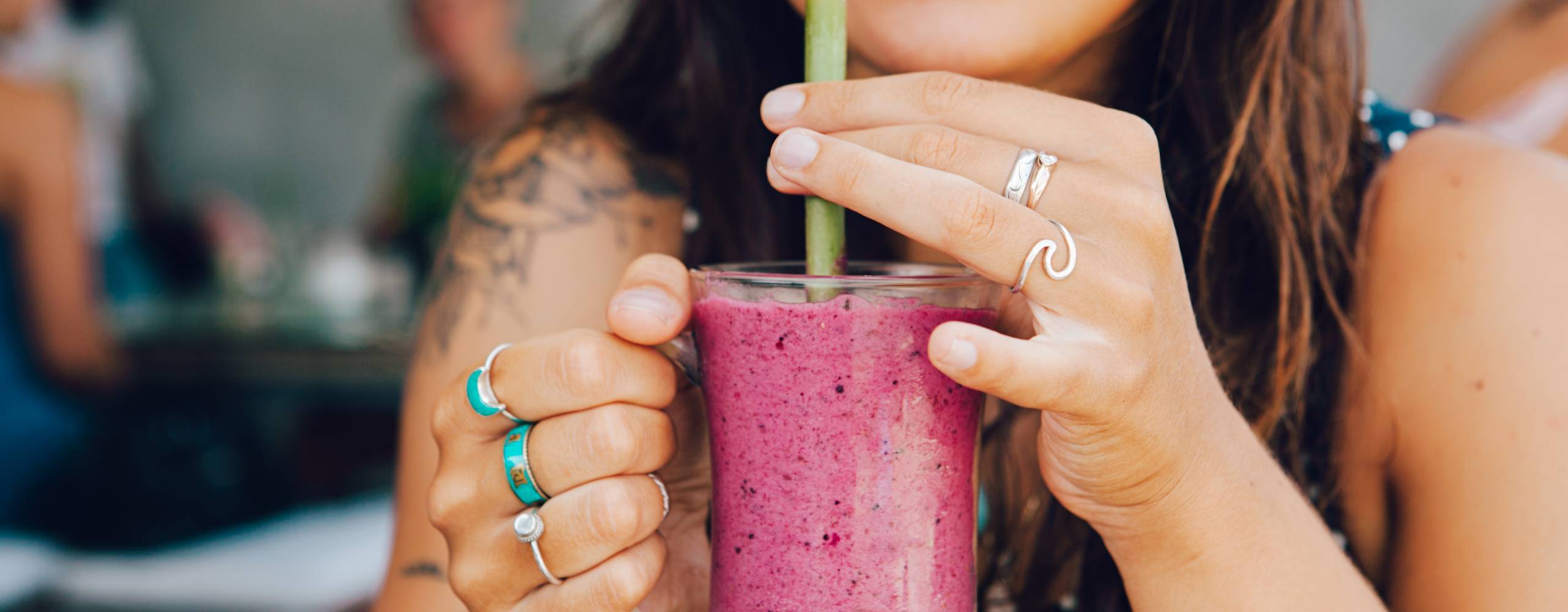 Bild på person som dricker smoothie