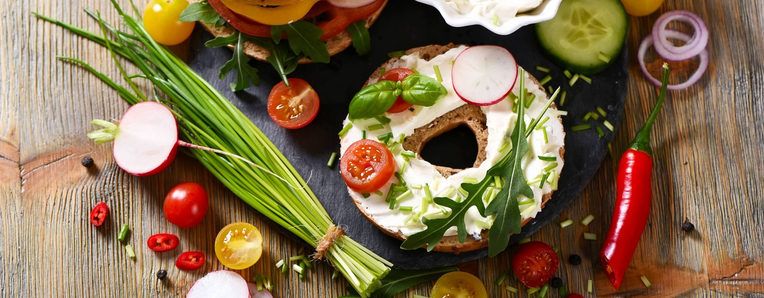 Bagels med vegnask pålägg och grönsaker