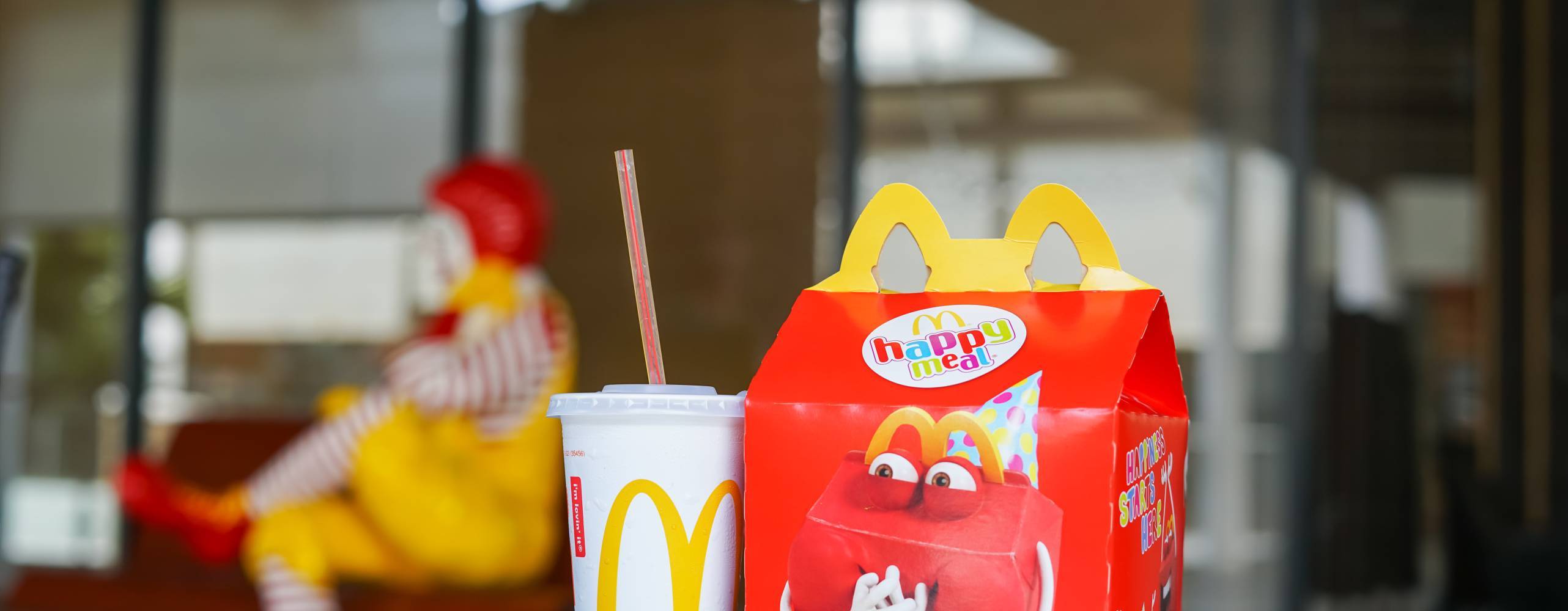 Bild på "Happy Meal" låda på ett bord med en mugg bredvid