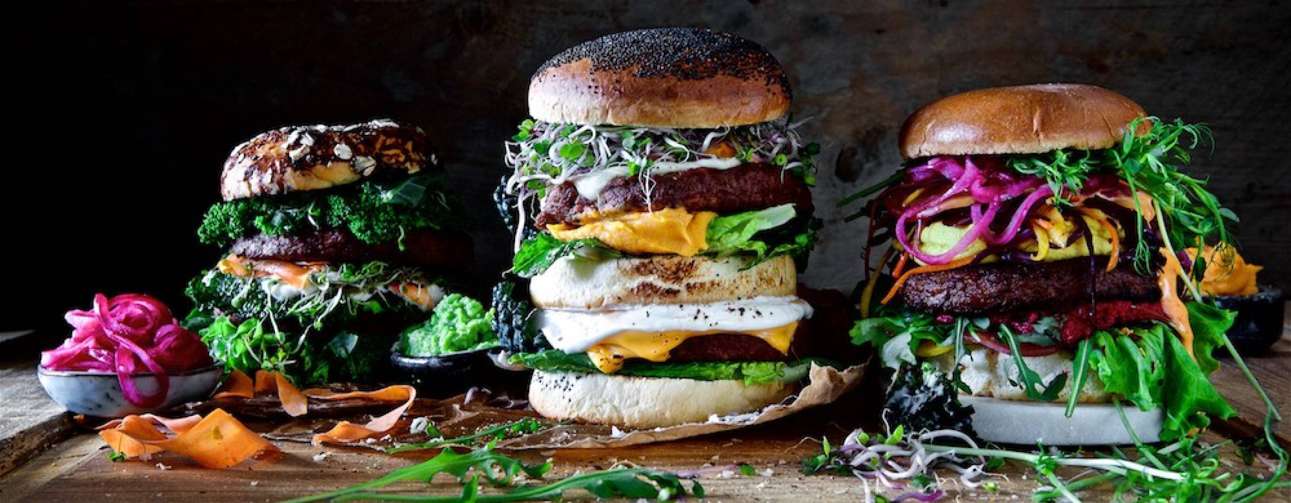 3 mastiga veganska burgare på ett bord