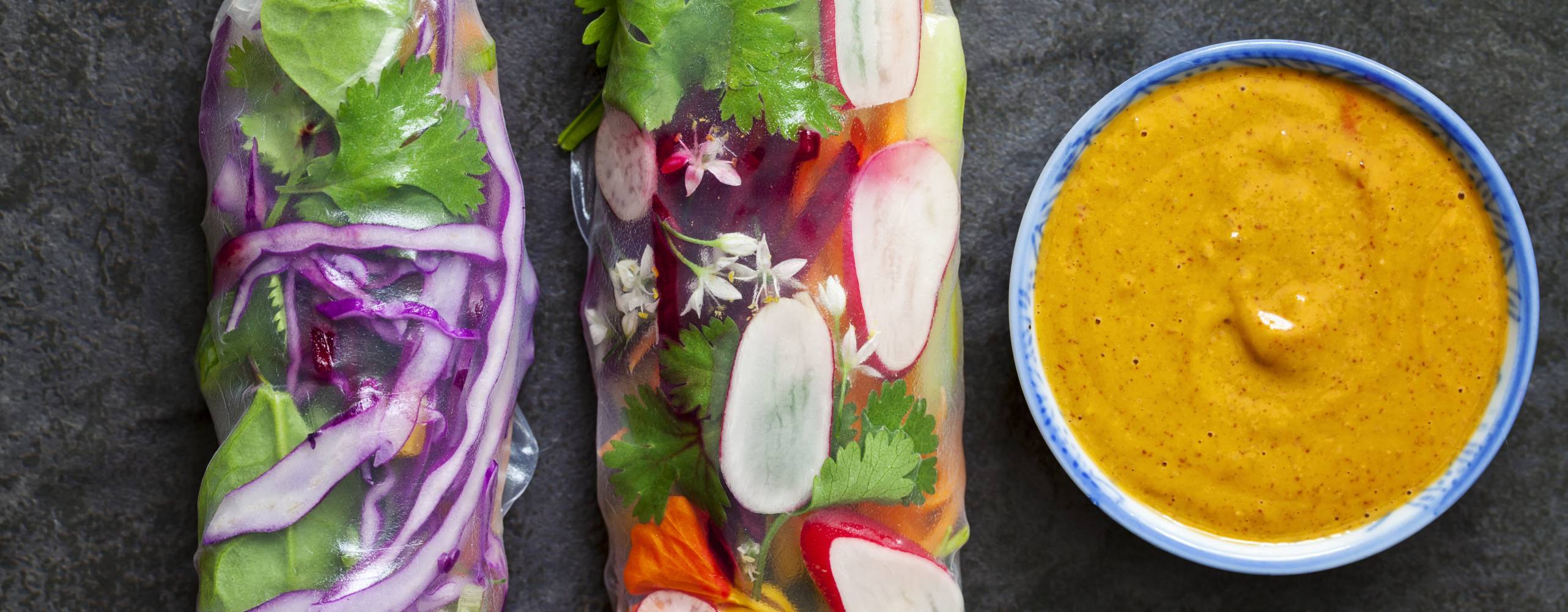 Veganska vårrullar med jordnötsdipp