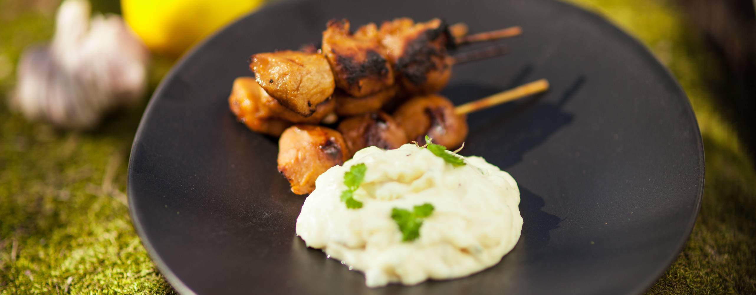 Veganska spett och potatissallad på en tallrik