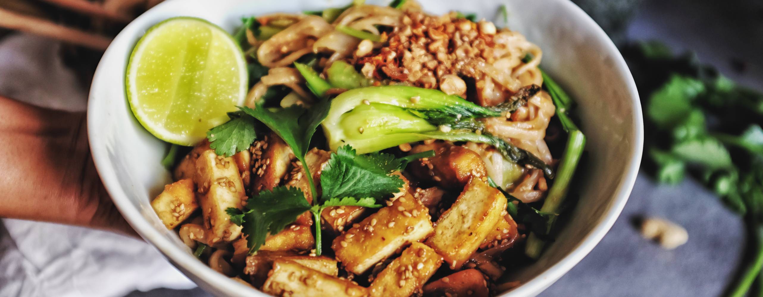 Bowl med marinerade tofu och nudlar