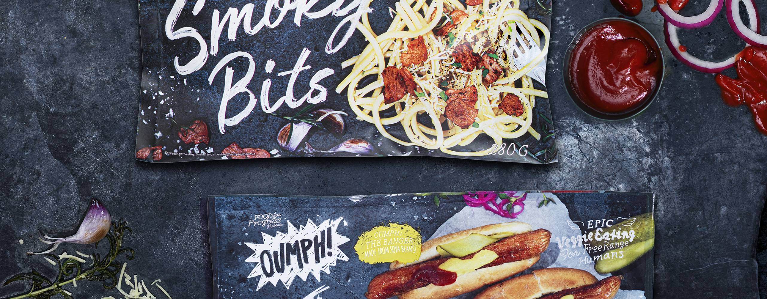Vegansk korv och veganska "baconbitar" från Oumph på ett bord