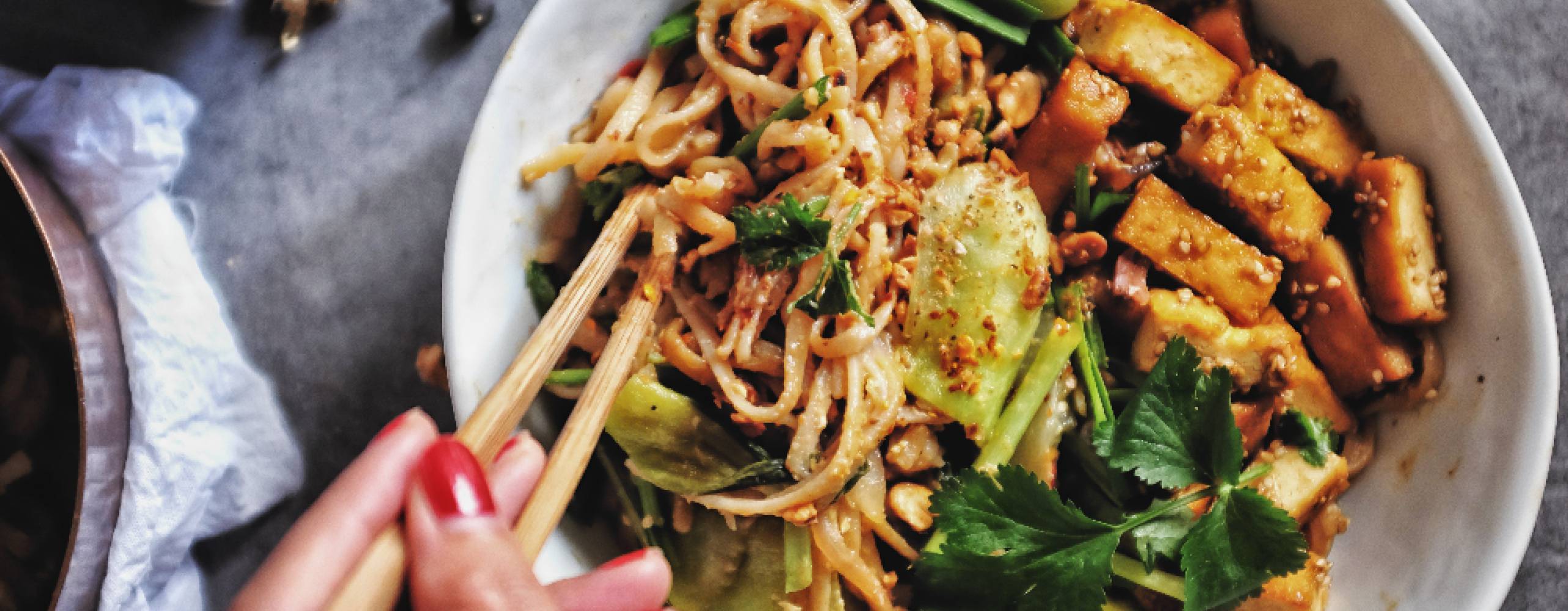 vegansk nudelsallad med vegobitar