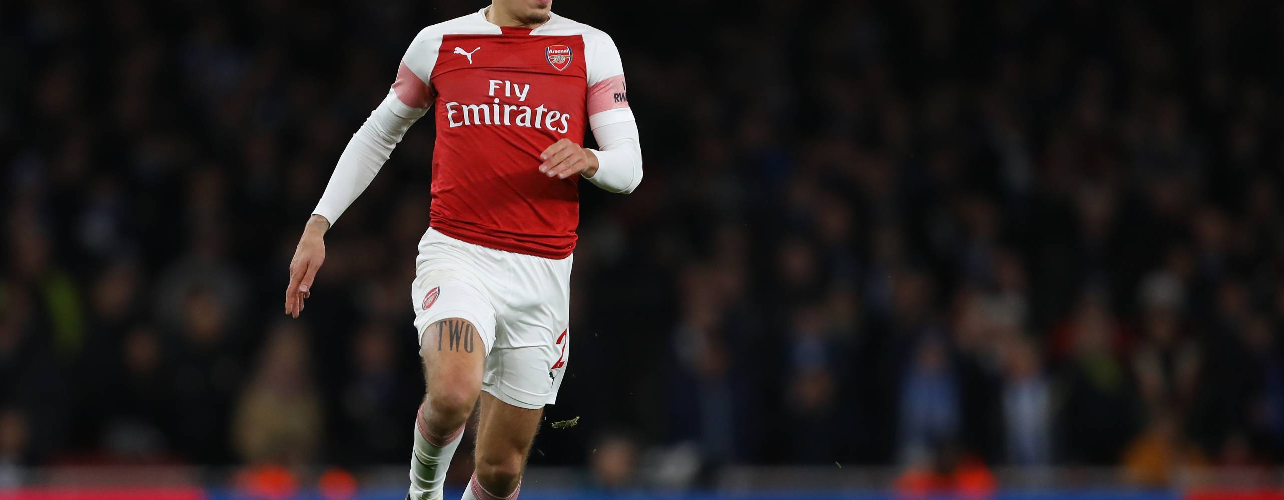 Hector Bellerin i Arsenal i matchen Arsenal mot Huddersfield Town, Premier League, Emirates Stadium, London. Hector syns ensam på bilden precis innan han sparkar på fotbollen framför sig.