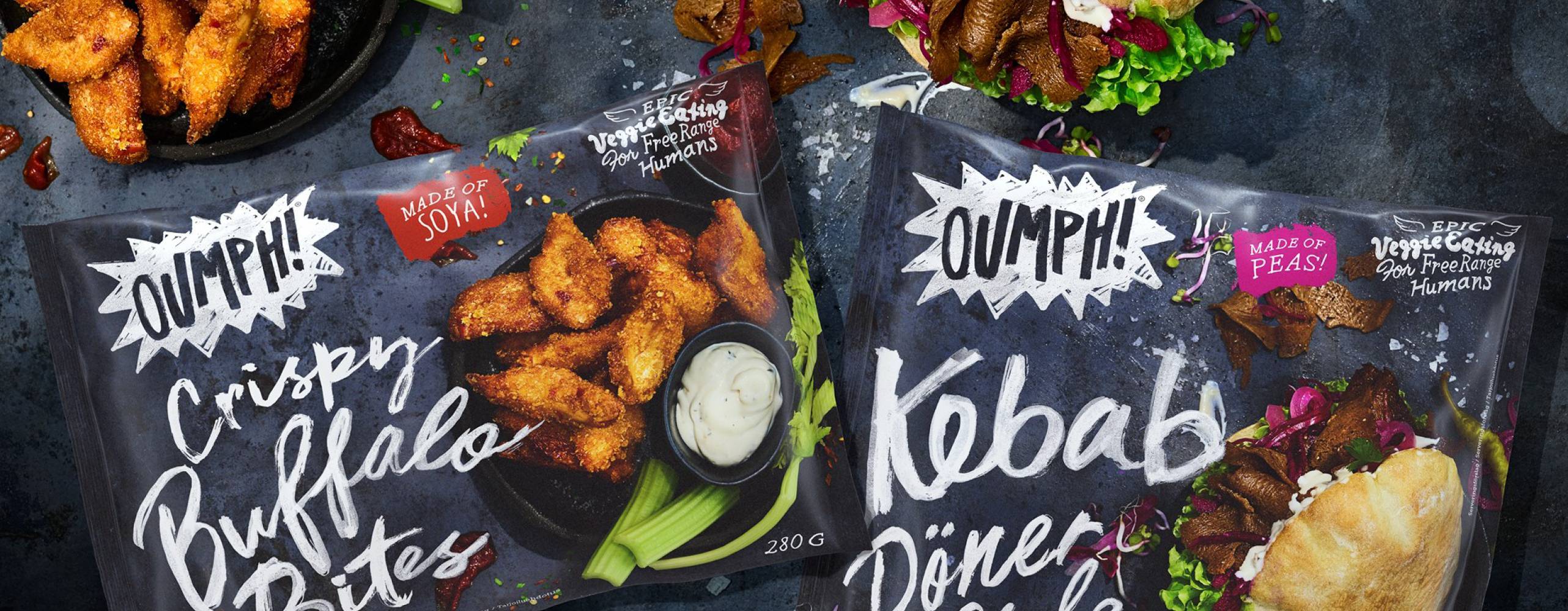 Två förpackningar med Oumph! Crispy Buffalo Bites samt Oumph! Kebab Döner Style. Vid sidan av finns produkterna upplaga för servering.
