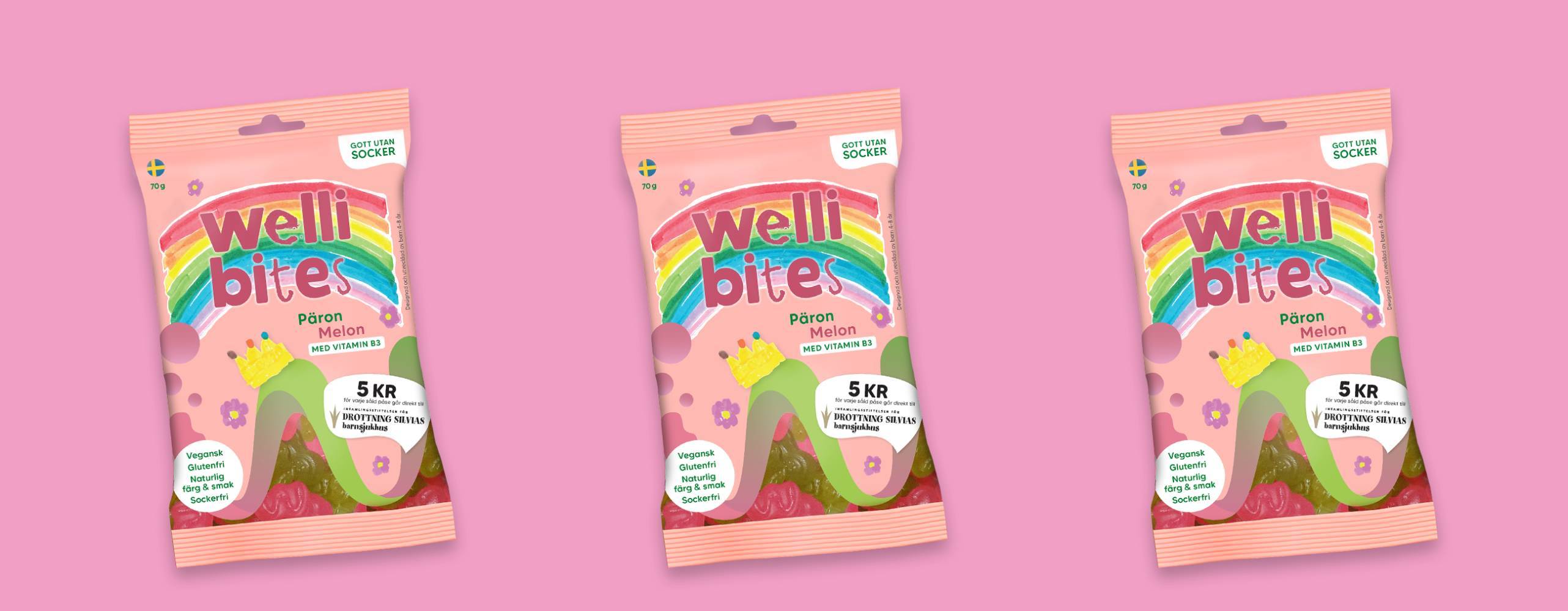 Tre uppradade godispåsar från wellibites uppradade mot en rosa bakgrund.