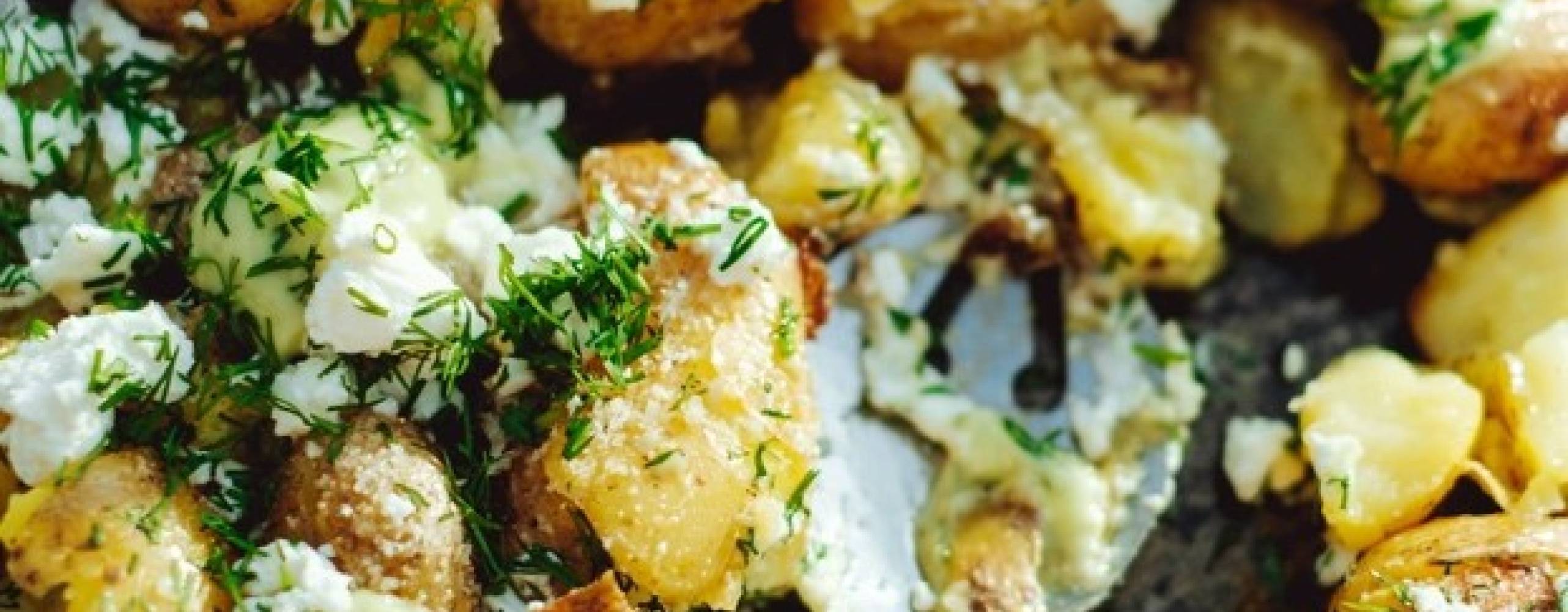 Smashed färskpotatis med vegansk fetaost, parmesan, ramslöksmajo och dill