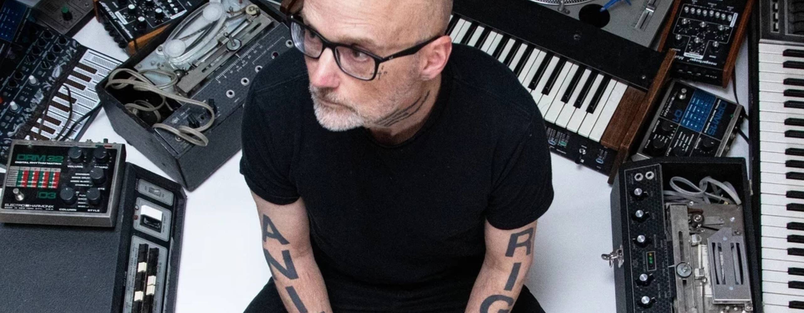 Moby bland sina instrument, uppifrån vy