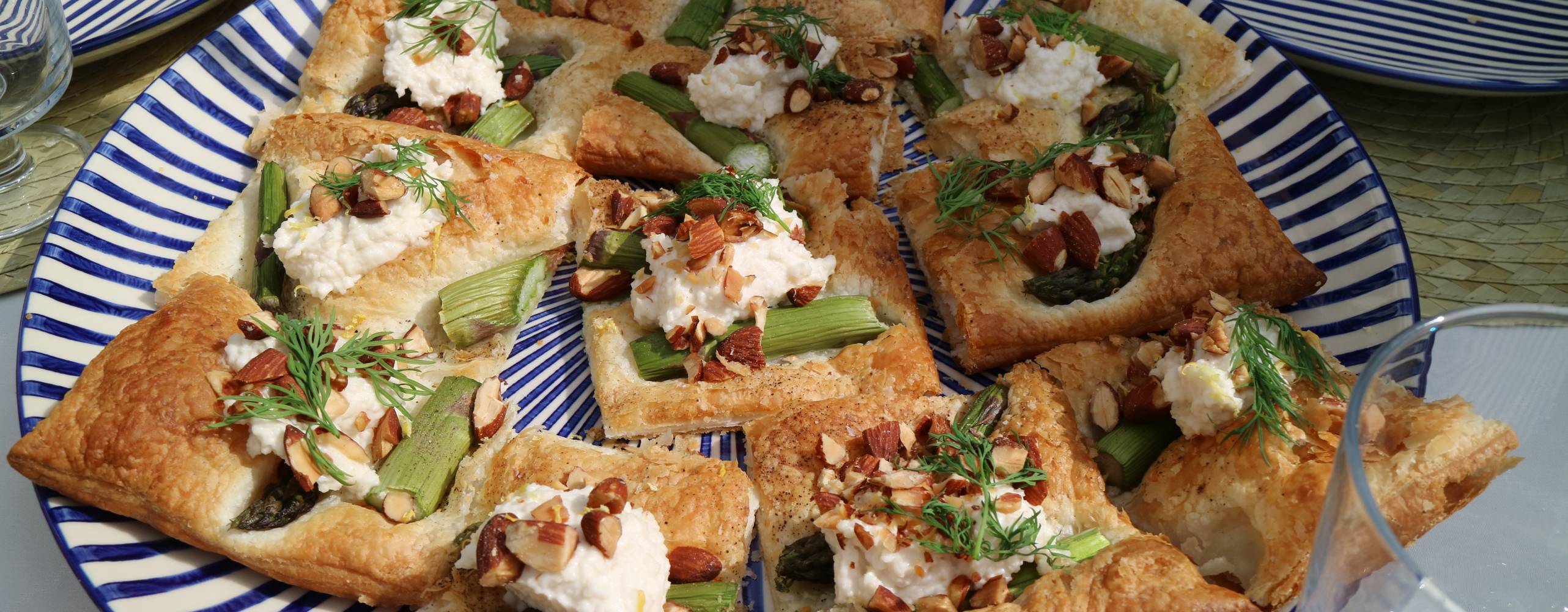 veganska snittar med sparris och parmesankräm
