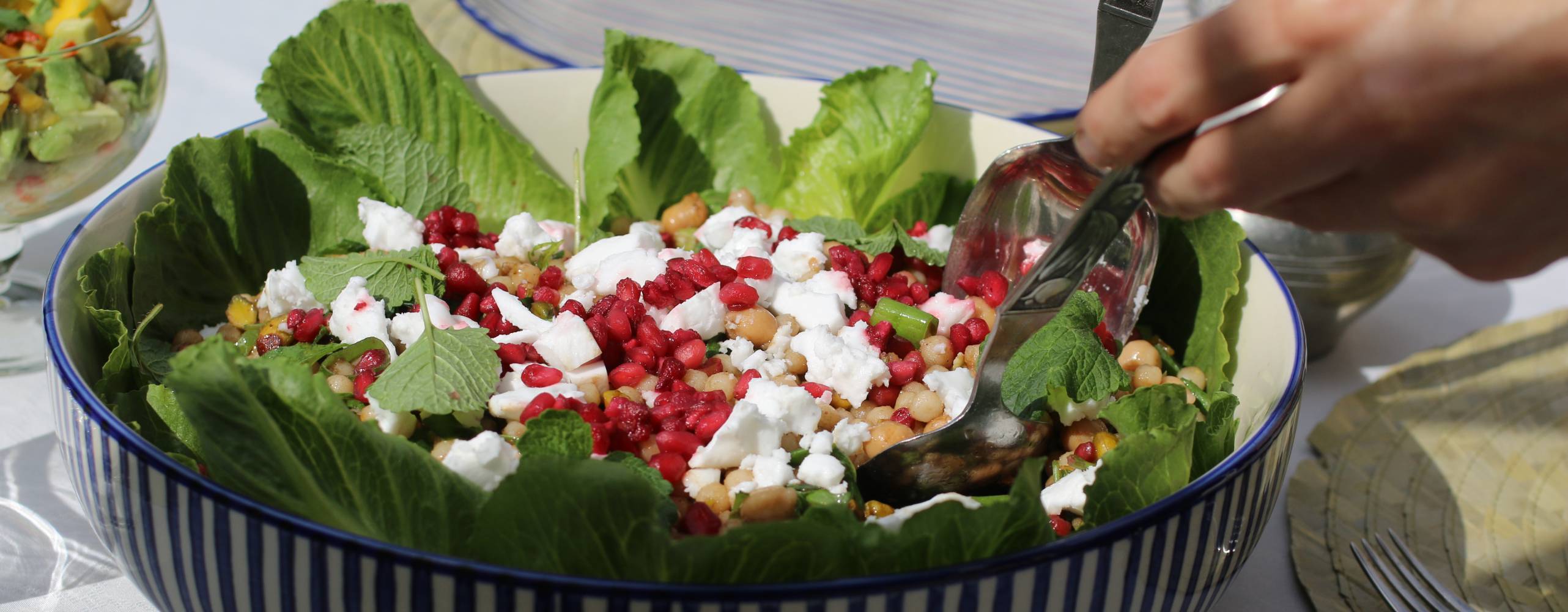 En sallad på ett bord utomhus