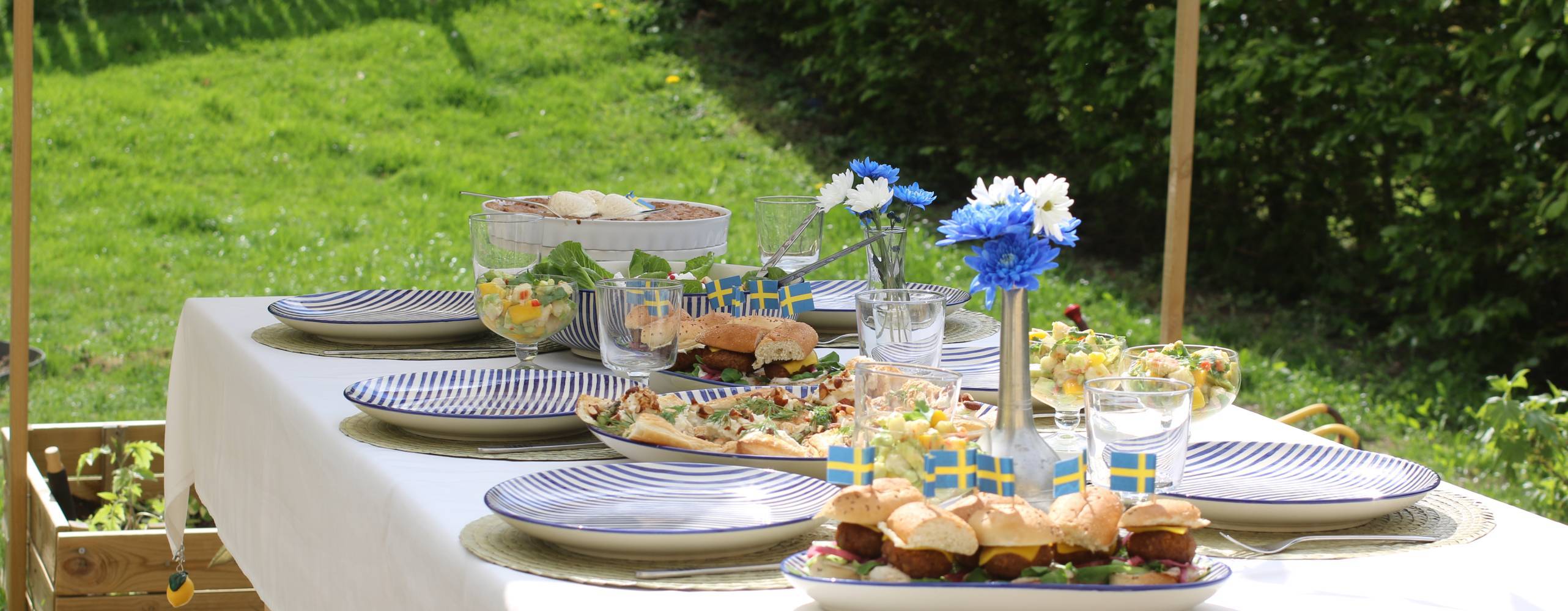 Bord uppdukat med buffé till sommarfesten