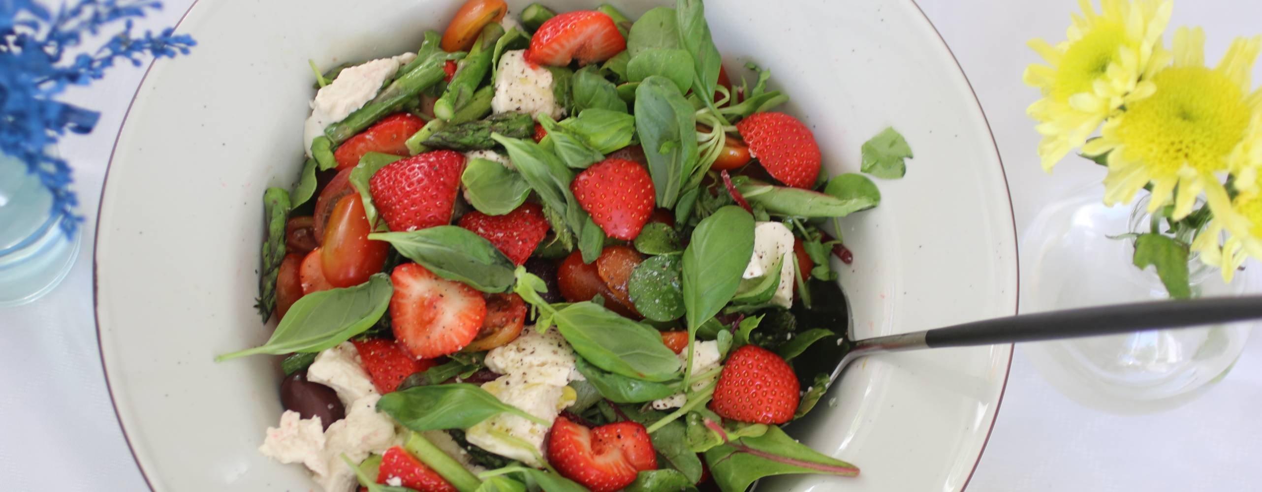 Sommarsallad med jordgubbar och sparris