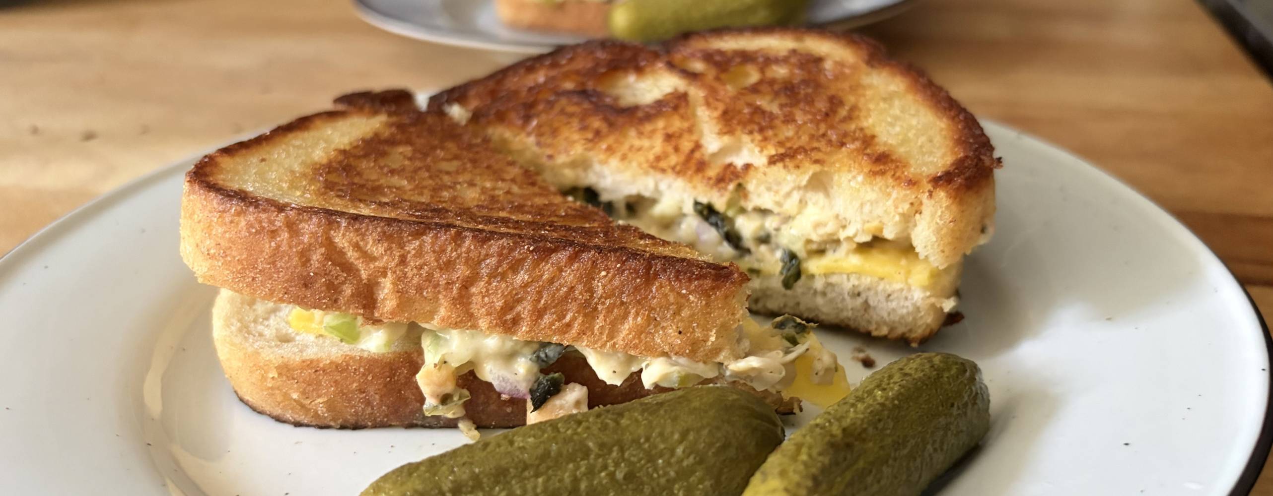 Vegansk tuna melt med pickles
