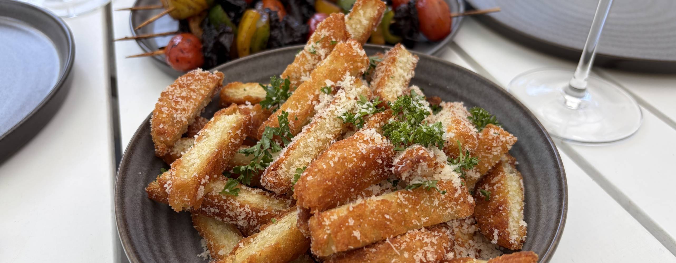 Pommes med parmesan och persilja