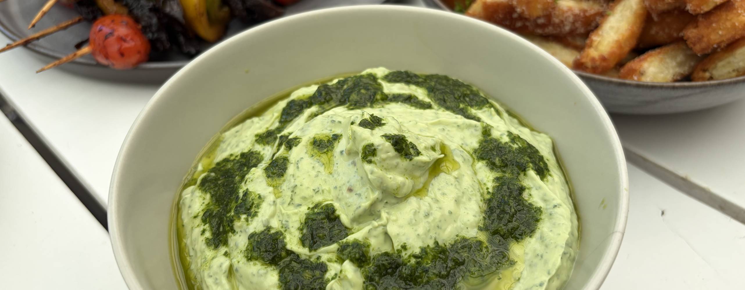 Vegansk örtyoghurtsås