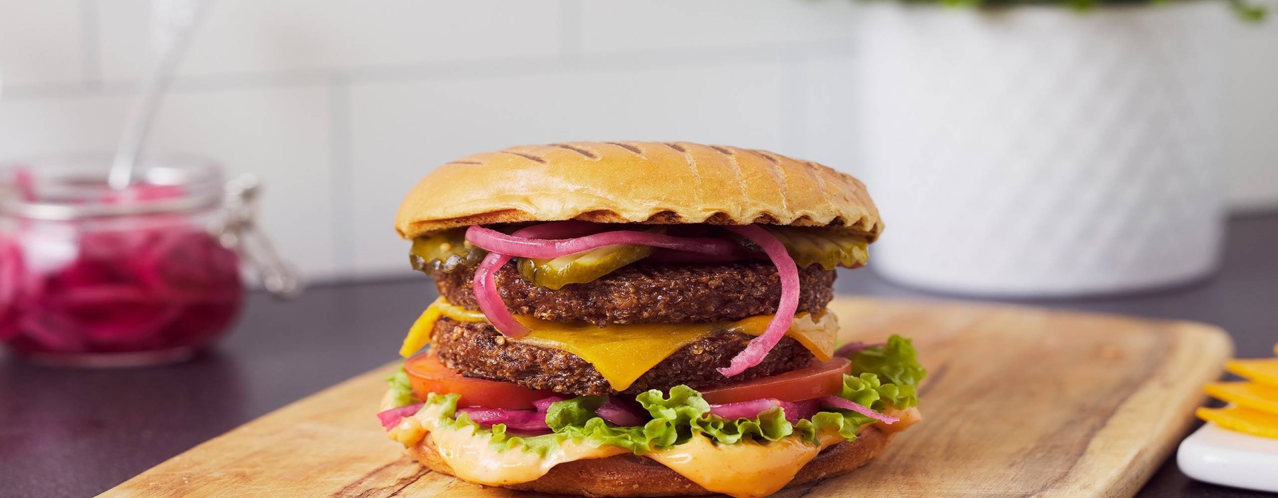 Vegansk burgare på en skärbräda i ett kök